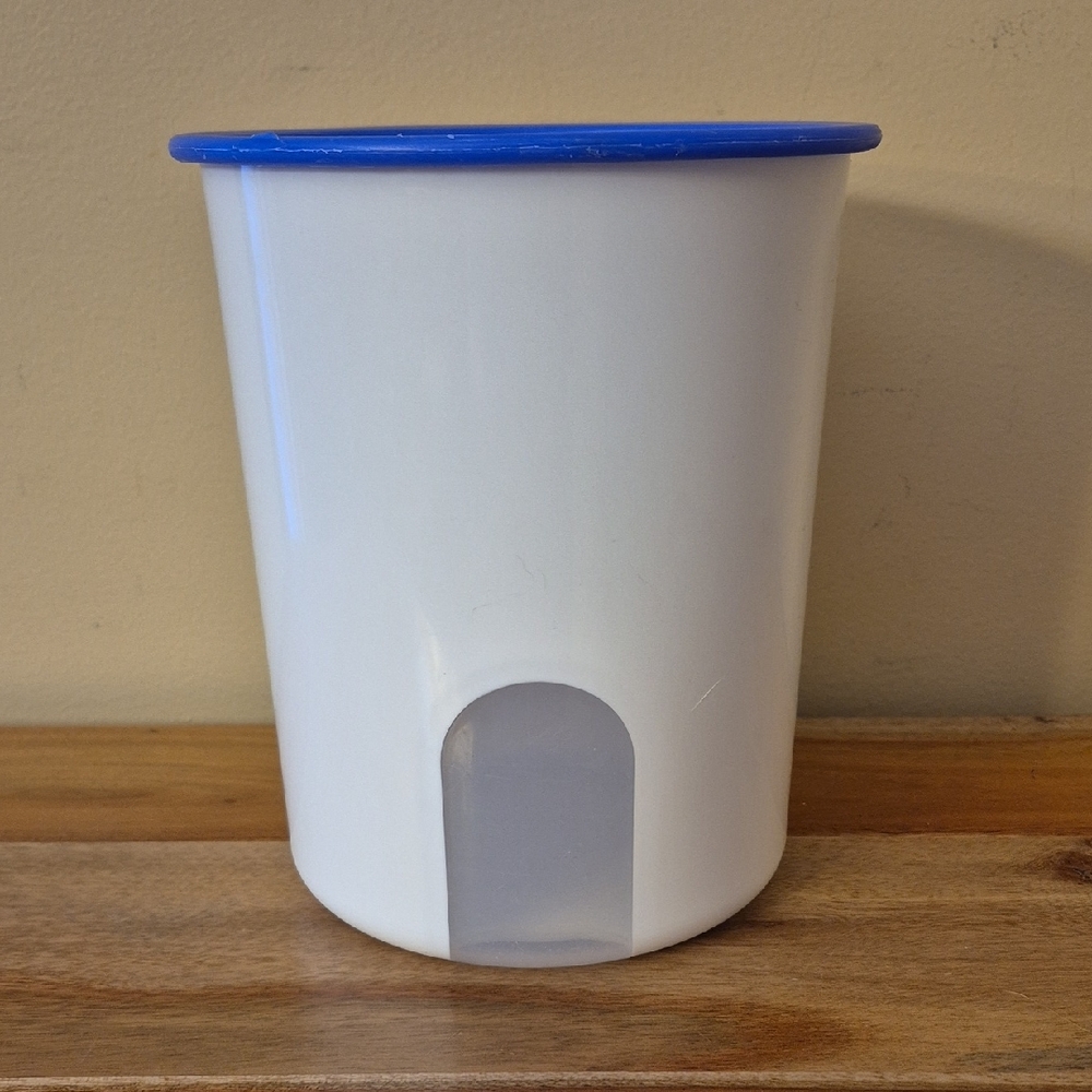 Tupperware One Touch Container 24200-4 B - 2 Liter/8 1/2 Cup - Blue Lid